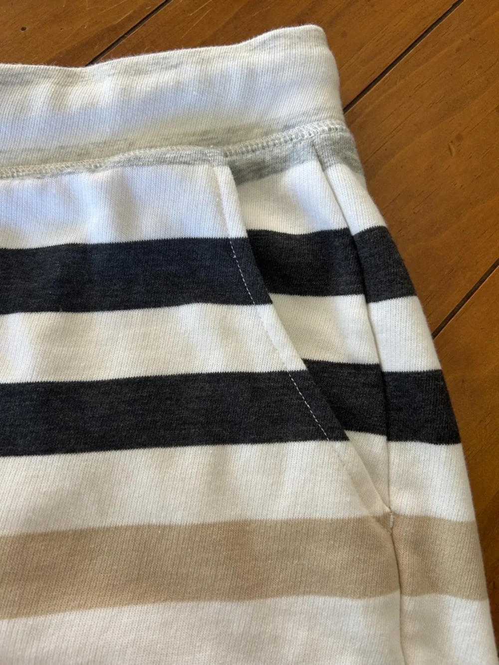 Old Navy Striped Knit Shorts in Black, Tan & White Size Medium - Picture 3 of 4